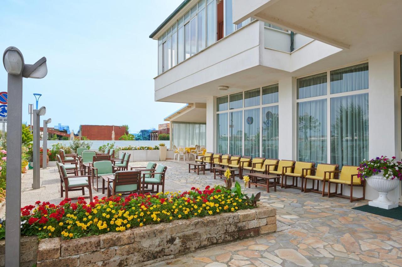 Hotel Caesar Bed And Breakfast Milano Marittima Esterno foto