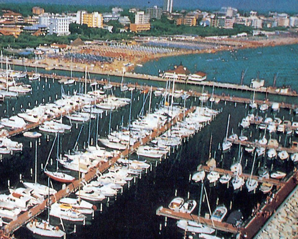 Hotel Caesar Bed And Breakfast Milano Marittima Esterno foto