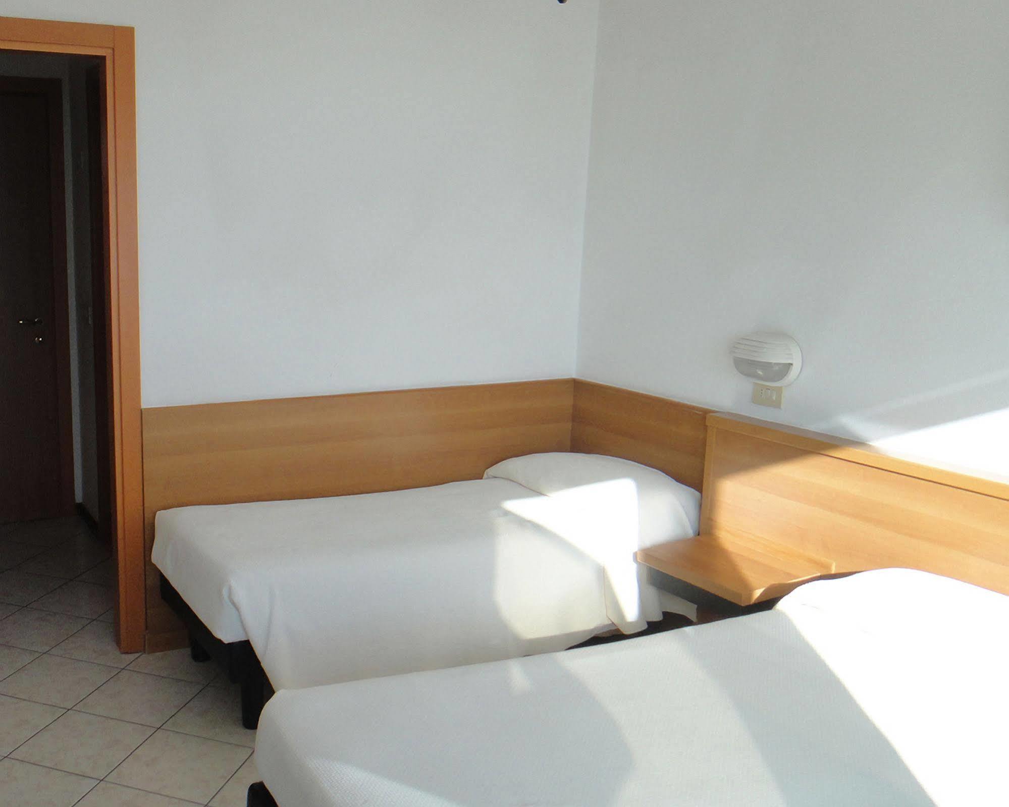 Hotel Caesar Bed And Breakfast Milano Marittima Esterno foto