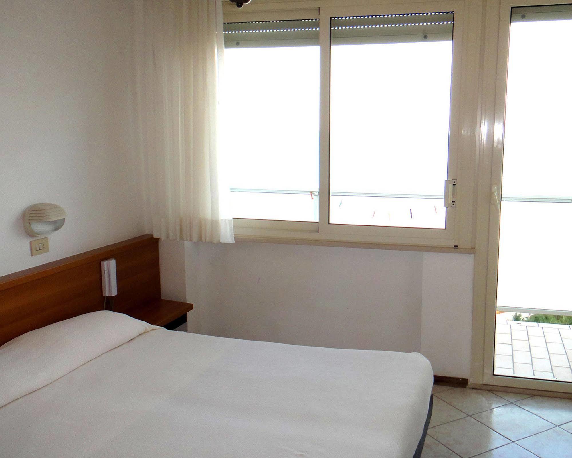 Hotel Caesar Bed And Breakfast Milano Marittima Esterno foto