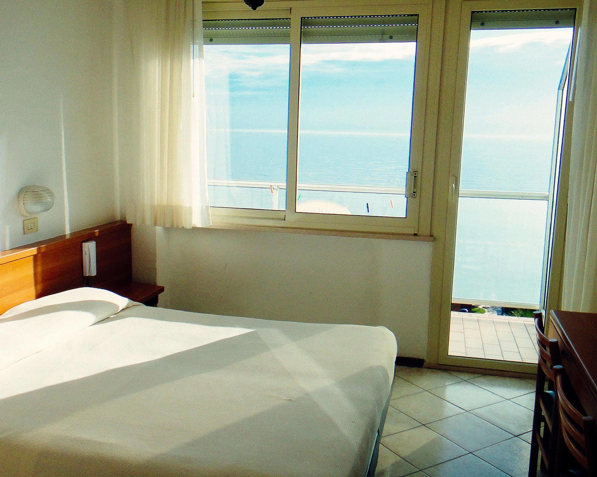 Hotel Caesar Bed And Breakfast Milano Marittima Esterno foto