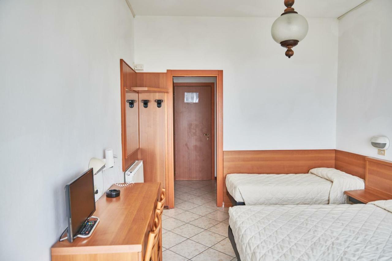Hotel Caesar Bed And Breakfast Milano Marittima Esterno foto