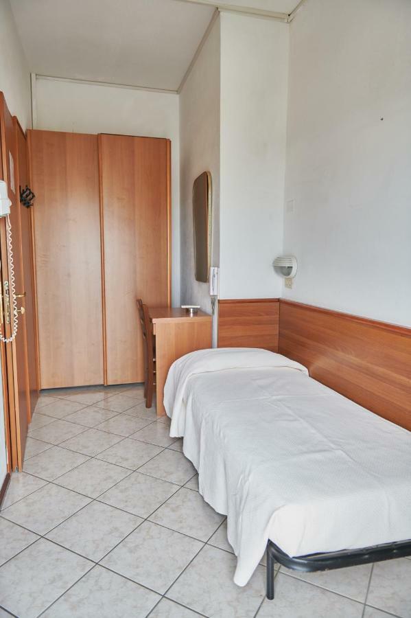 Hotel Caesar Bed And Breakfast Milano Marittima Esterno foto