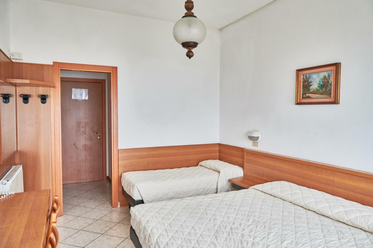 Hotel Caesar Bed And Breakfast Milano Marittima Esterno foto