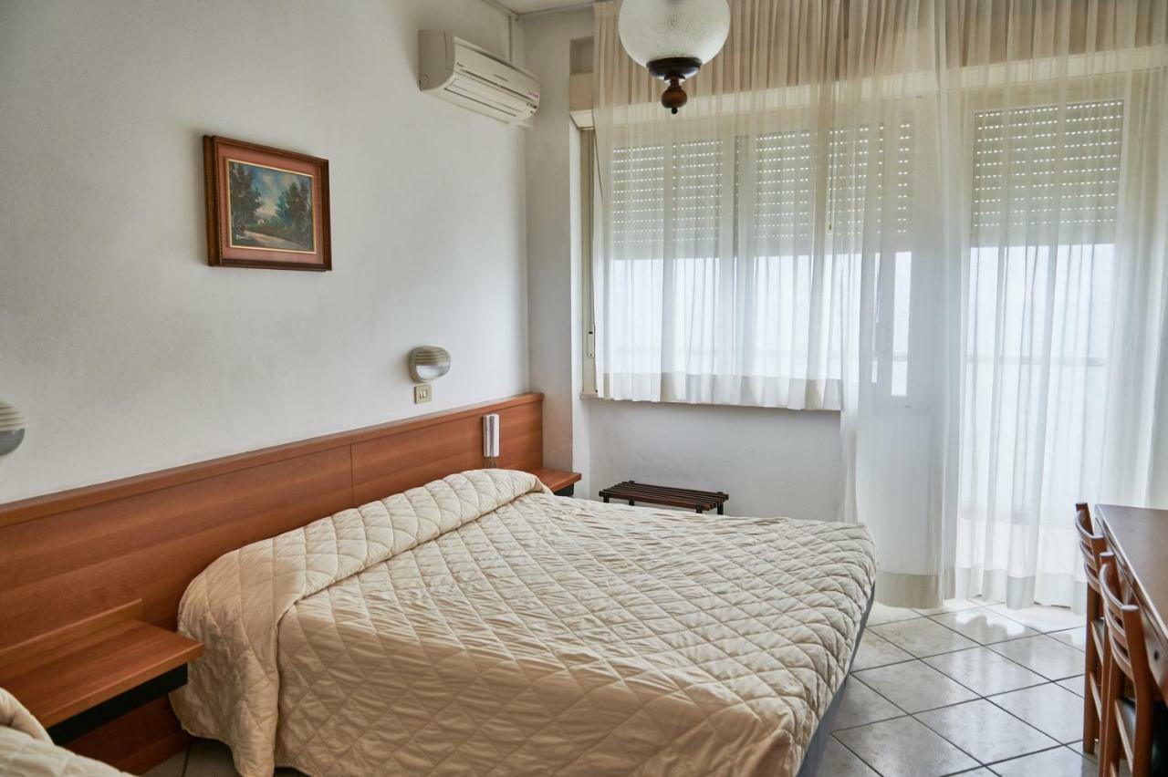 Hotel Caesar Bed And Breakfast Milano Marittima Esterno foto