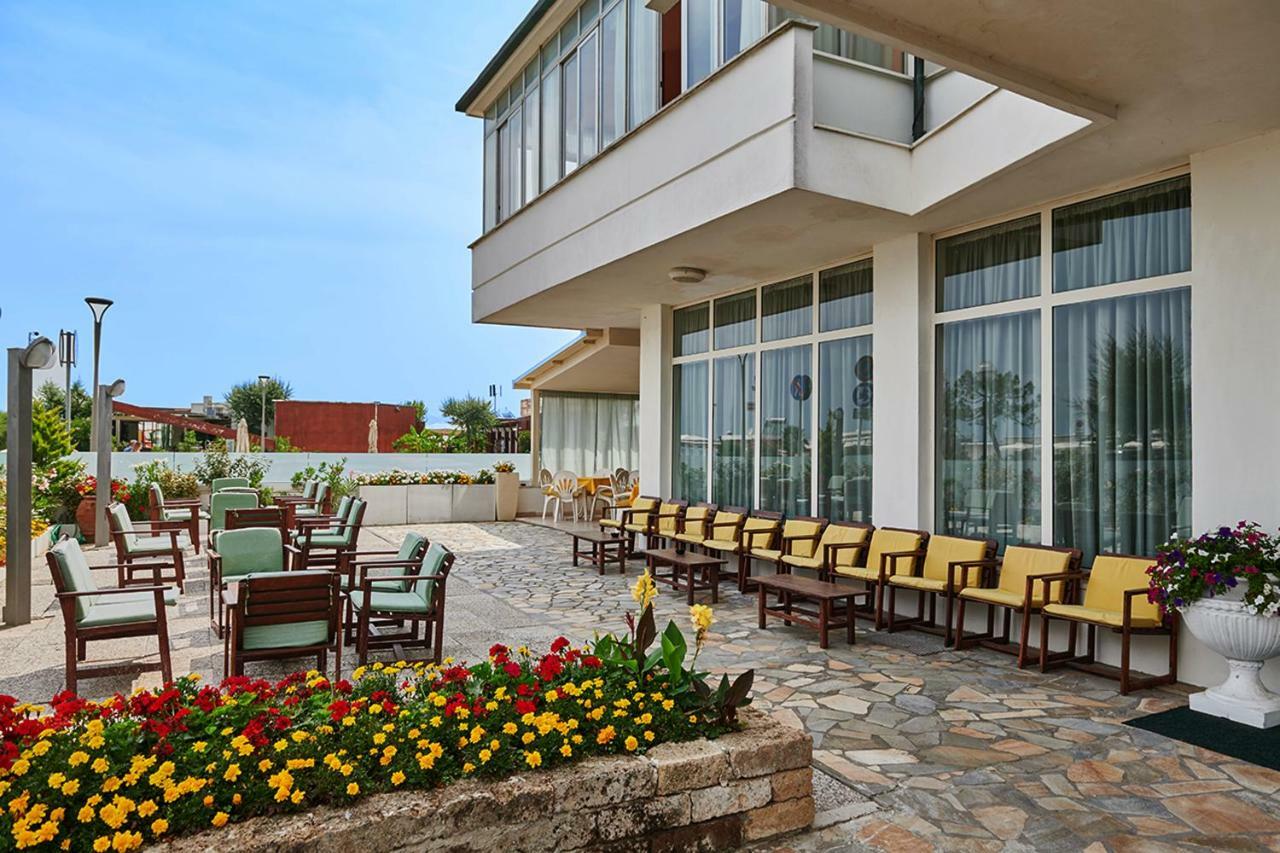 Hotel Caesar Bed And Breakfast Milano Marittima Esterno foto